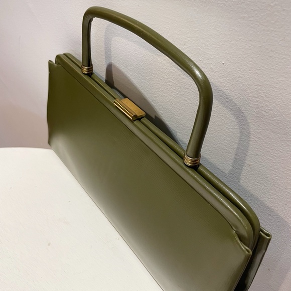 SOLD🚫Vintage 60s Pea Green Vinyl Top Handle/Clutch with Gold Tone Clasp - Picture 4 of 12